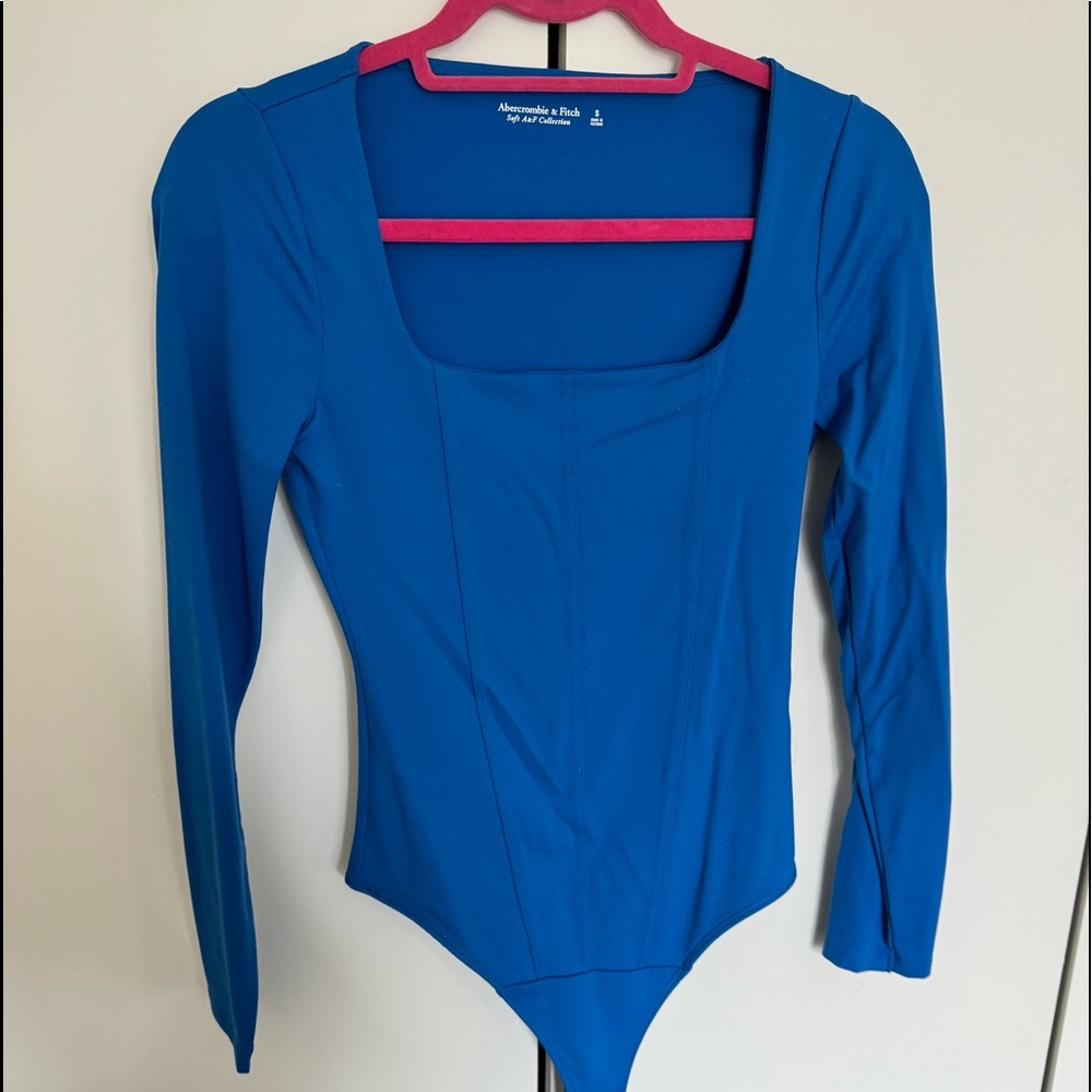 Never worn before. Abercrombie size small bodysuit.